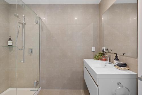 Modern Central Apartment - Christchurch Apartment - image 3