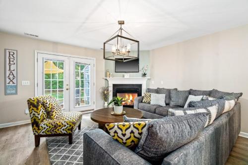 Cozy 2BR Retreat with BBQ, WIFI & Parking