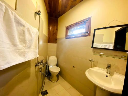 Bathroom, The Backpackers' Nest Hunza in Hunza