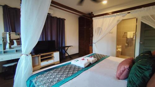 King Suite with Balcony image 10
