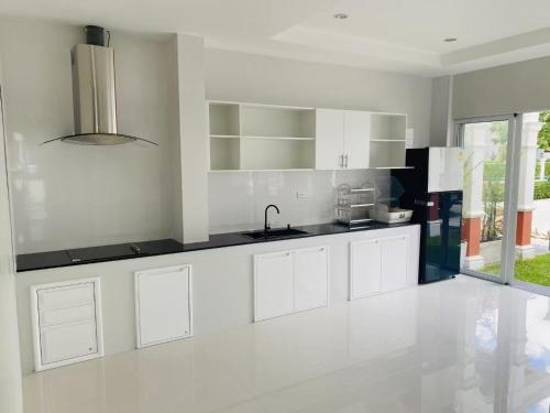 Kitchen, Supicha86 Sino ko kaeo Modern Private 3BR 3BA Villa near British International School Phuket