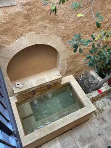 Atlantes de Saint Saturnin in Saint-Saturnin-les-Apt