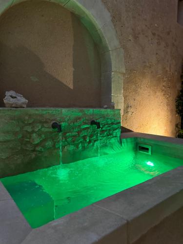 Atlantes de Saint Saturnin in Saint-Saturnin-les-Apt