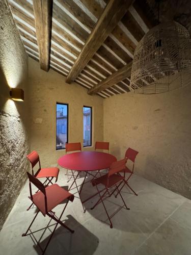 Atlantes de Saint Saturnin in Saint-Saturnin-les-Apt