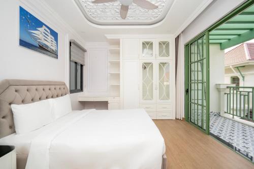 Villa with Garden View image 4