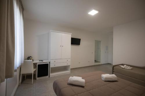 Double Room with Extra Bed image 10