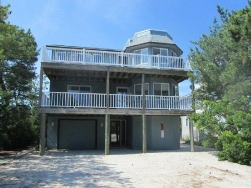 Nice Reversed Living Home, Located 3Rd From Beach In Barneghat Light, in Waretown, USA