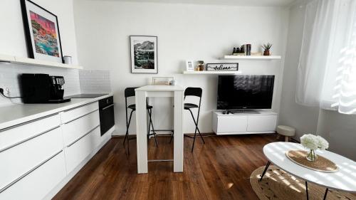 Зручності, Black Lotus 2 I Downtown Apartment I Free Parking & Fresh Coffee I 24hr Access in Банська Бистриця