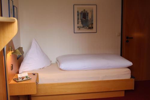 2 twin beds