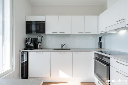 Luxurious 1BR Penthouse with Private Balcony