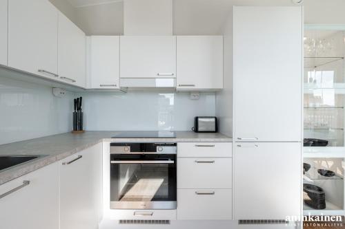 Luxurious 1BR Penthouse with Private Balcony