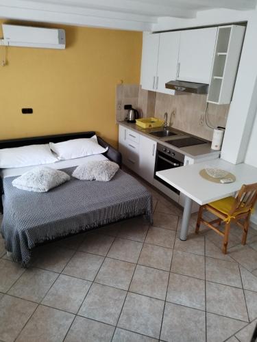 Studio with Sofa Bed image 10