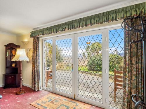 สวน, Lake View House in โมยาร์ด