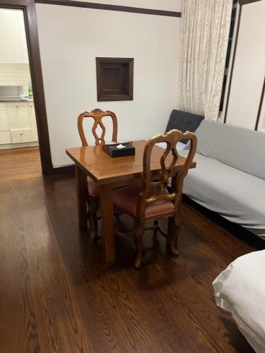 6 beds including 4 double beds and 2 single sofa beds in 1 bedroom and 1 living room apartment, Auckland (fotografie 8)