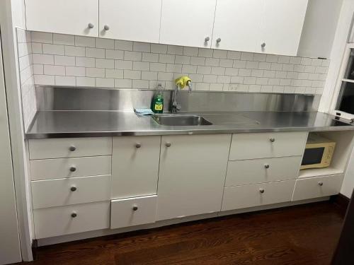 6 beds including 4 double beds and 2 single sofa beds in 1 bedroom and 1 living room apartment, Auckland (fotografie 10)