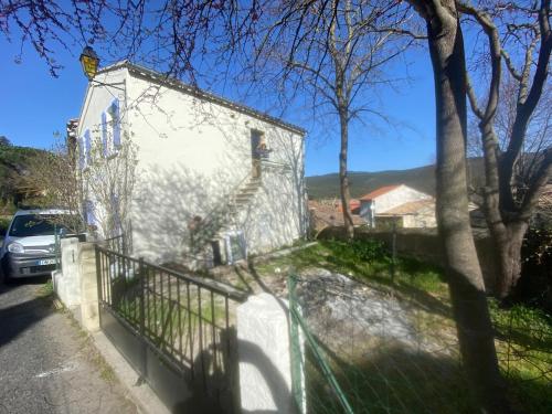 Gîte lumineux avec jardin, vue sur Peyrepertuse (Gite lumineux avec jardin, vue sur Peyrepertuse) in Rouffiac-des-Corbieres