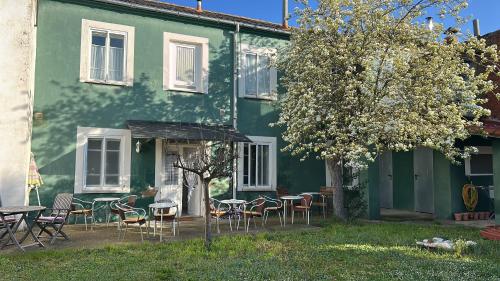 Exterior view of La Casa Verde Albergue - Solo Peregrinos
