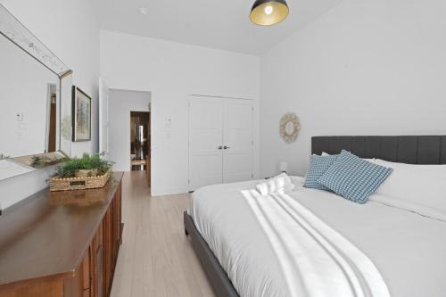 New Modern 2bdr Apartment in Little Italy