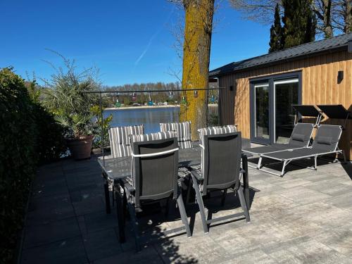 Сад, Luxe nieuwbouw chalet aan het water in Хевелавен