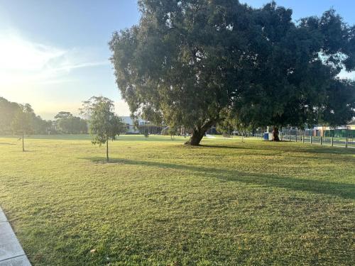 Welcome to The Roy - Family home close to airport and train! in Fawkner