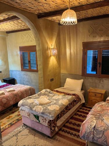 1 double bed, 2 twin beds