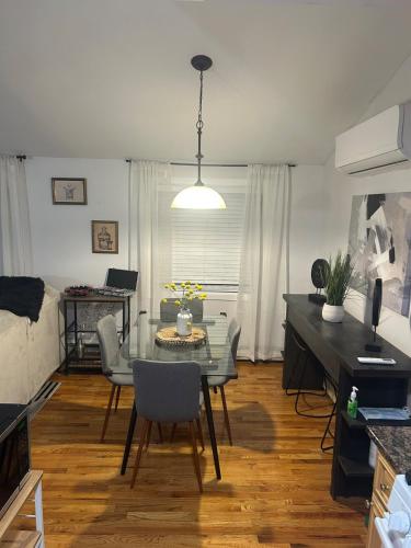 Chic modern bedroom 5 mins from JFK in Locust Manor, USA