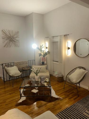 Chic modern bedroom 5 mins from JFK in Locust Manor, USA