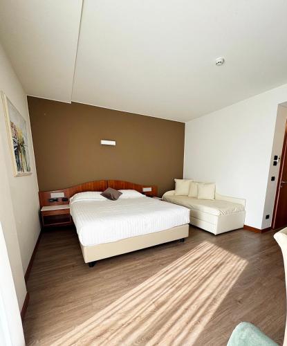 Large Double Room - Upper Floor image 10