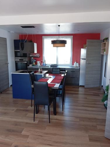 주방, T3, 2 chambres avec parking privé (T3, 2 chambres avec parking prive) in 오리악