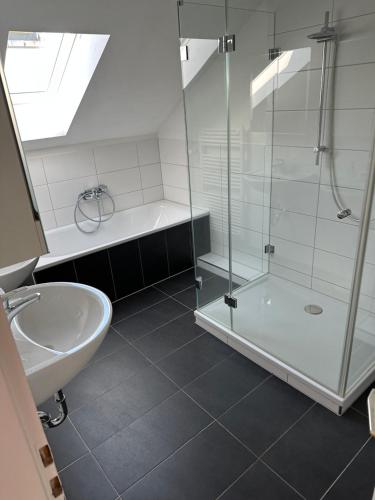 Zuhanyzó, Ferienwohnung Martin 2 Schlafzimmer in Neufahrn bei Freising