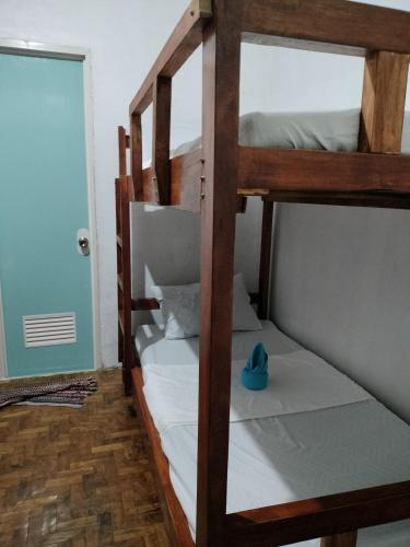 1 twin bed, 2 bunk beds