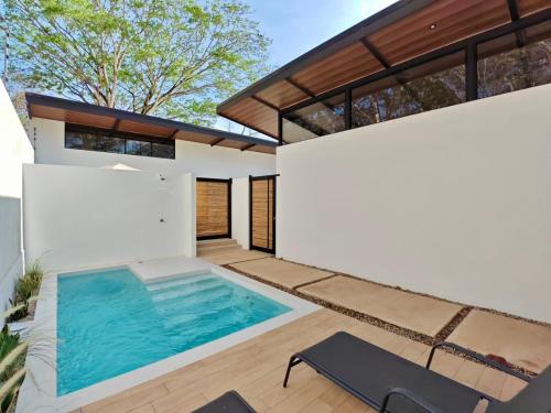 Peldbaseins, Blissful Homes in Huacas