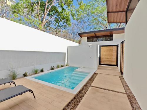 Peldbaseins, Blissful Homes in Huacas