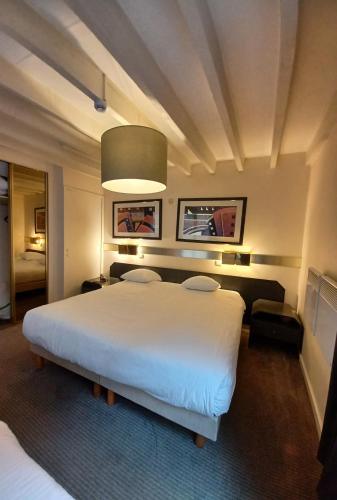 Quadruple Room with Private Bathroom image 9