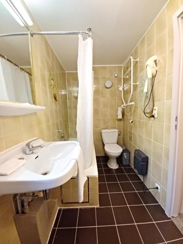 Quadruple Room with Private Bathroom image 4