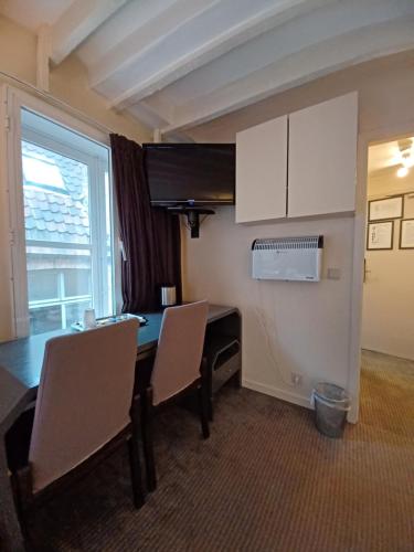 Quadruple Room with Private Bathroom image 3