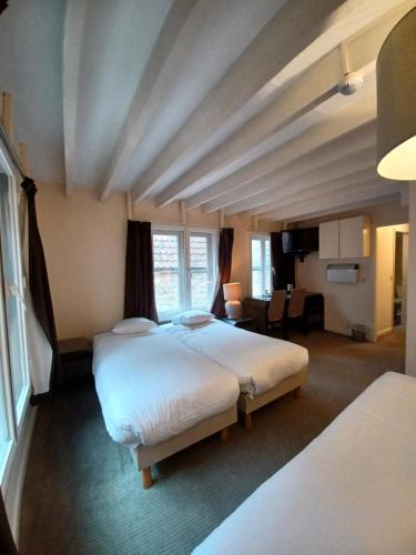 Quadruple Room with Private Bathroom image 1