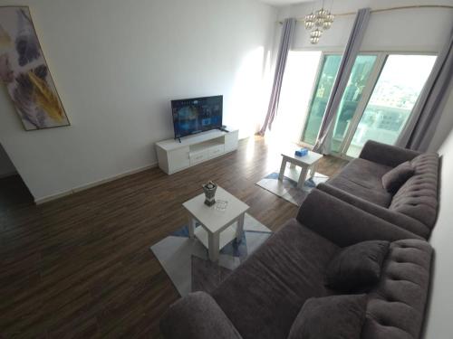 Sea View 1BR Apt Balcony &Hall