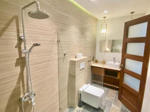 One-Bedroom Premier Apartment image 9
