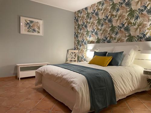 "La Pinede" a l'ombre des pins tout simplement in Montfrin