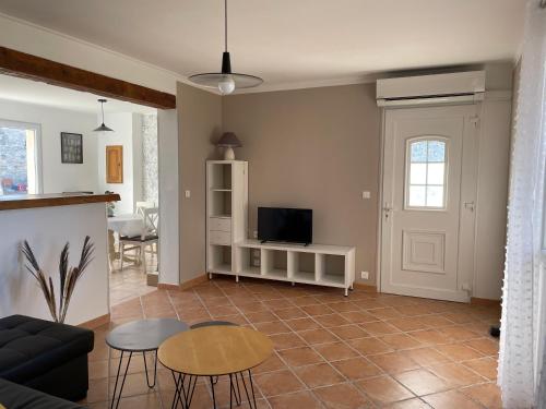 Facilities, "La Pinede" a l'ombre des pins tout simplement in Montfrin