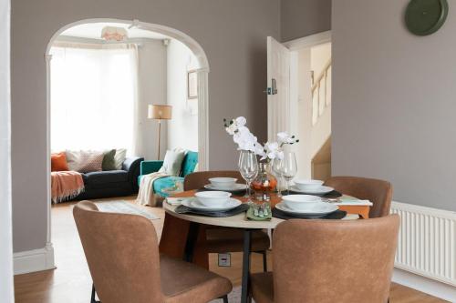 Cozy 3BR near Anfield & Goodison, Fast Wifi, Smart TV, Garden, Parking, Sleeps 7