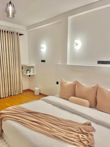 Superior King Room image 3