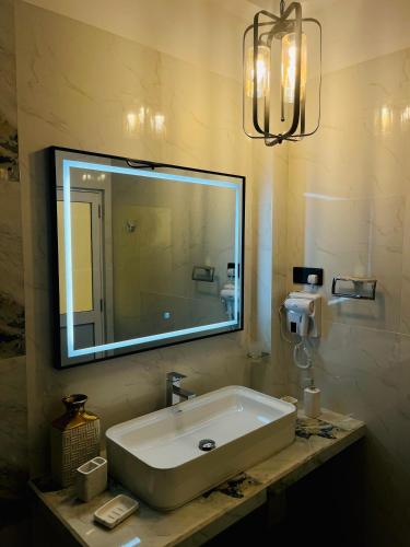 Superior King Room image 6