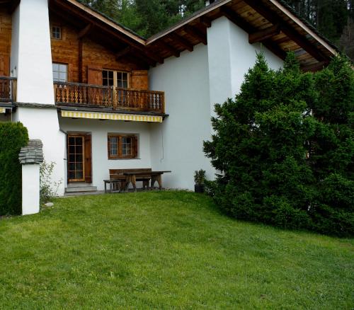 Haus 2 - Gemütliches 5 Zimmer Haus in ruhiger Wohngegend mit Garten in Laax-Murschetg, Schweiz