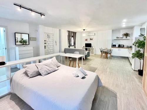 San Isidro City Center and Beach Studio Apartments 1
