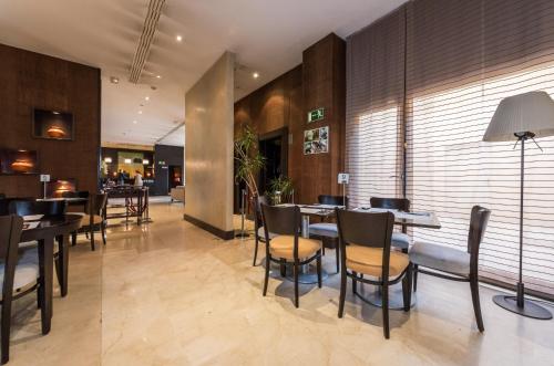 Restaurant, Hotel Mercader in Madrid