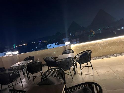 The Sphinx Of Pyramids INN