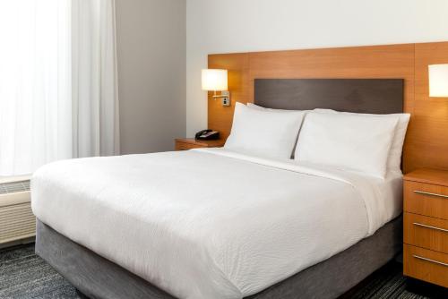 2 queen beds, 1 sofa bed