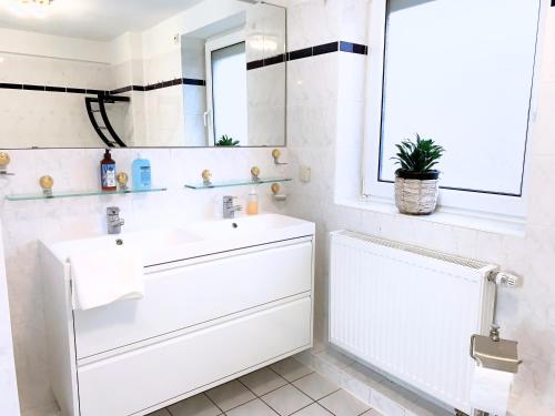 ห้องน้ำ, Stay33 - Konfortables Gästehaus 'Nähe Hannover Messe' (Stay33 - Konfortables Gastehaus 'Nahe Hannover Messe') in ลาท์เซิน